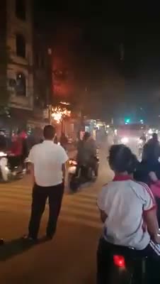 Clip: Ch&aacute;y qu&aacute;n ăn ở hồ Đền Lừ