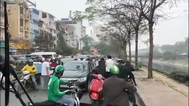 Clip: Va chạm, 2 người đàn ông lao vào đánh nhau ngay giữa phố