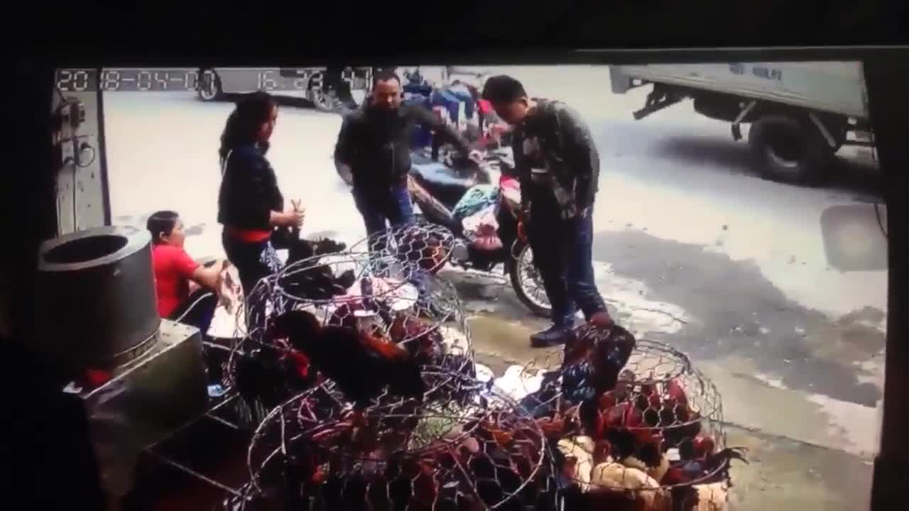 2 thanh niên phi thân thoát nạn ngay trước mũi xe 'điên'