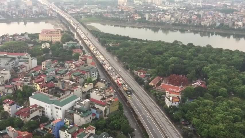 Hai xe tải dàn hàng gây ùn tắc kinh hoàng trên đường vành đai 3