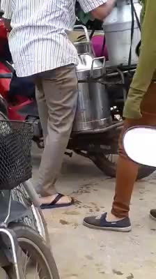 Clip người đàn ông giận dữ đổ từng thùng sữa xuống đường