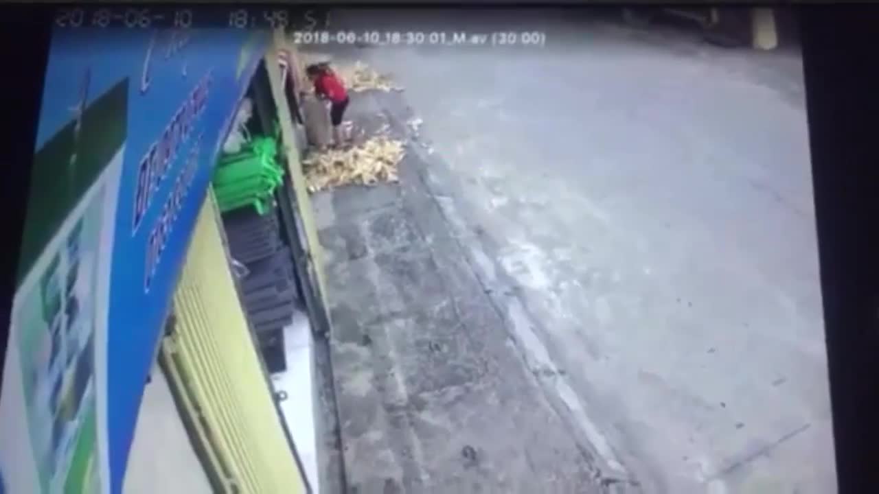 Bé gái đột ngột băng qua đường khiến nhiều người thót tim