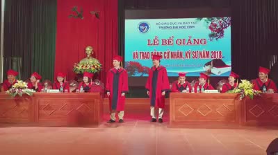 Nữ sinh được thầy giáo quỳ gối cầu hôn tại lễ trao bằng tốt nghiệp