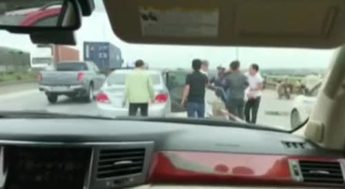 Clip: Tuấn Hưng gây sốt với hành động dừng xe cứu người gặp nạn