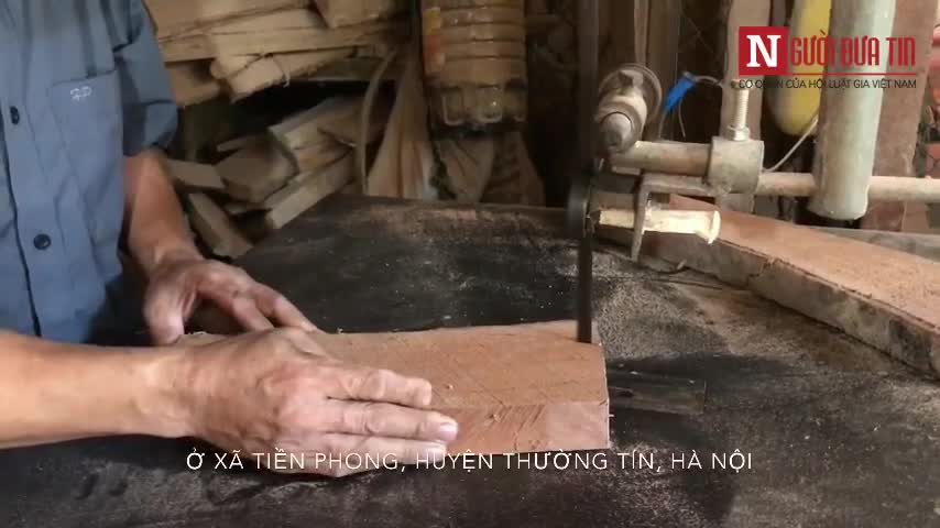 Ông Trân Văn Bản người đã hơn 30 năm làm nghệ đục khuôn bánh trung thu