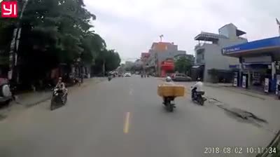 Luồn lách trên đường, xe máy suýt nằm dưới gầm ô tô