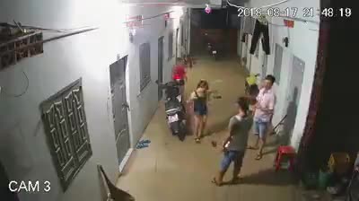 Gã đàn ông xăm trổ hành hung dã man 2 cô gái tại xóm trọ