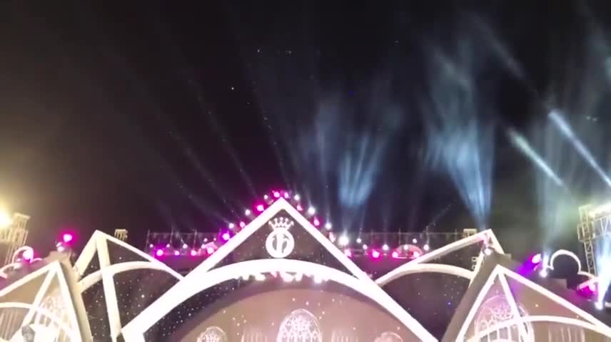 Thí sinh Hoa hậu Việt Nam 2018 ướt như chuột lột, loạng choạng suýt ngã vì phải đội mưa trình diễn
