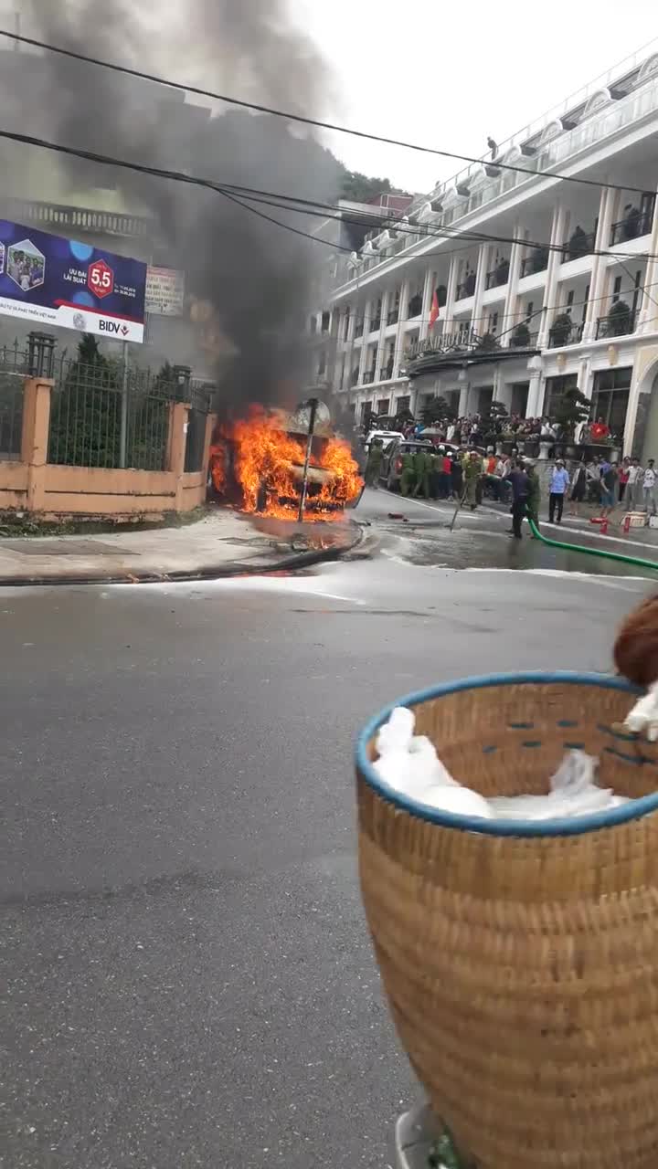 Sapa: Tận dụng xe h&uacute;t bể phốt để dập lửa