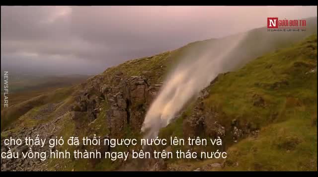 Thác nước kỳ vĩ chảy ngược lên trời vì gió mạnh
