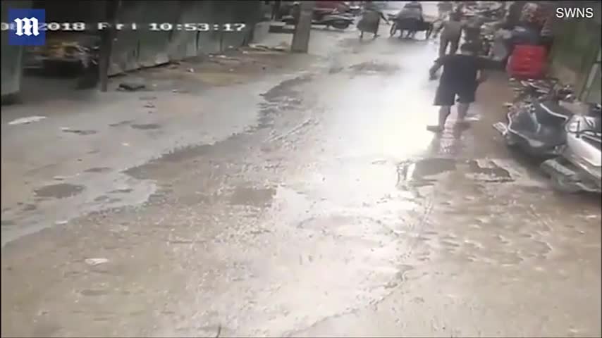 Giàn giáo rơi xuống đầu người đi đường ở Ấn Độ