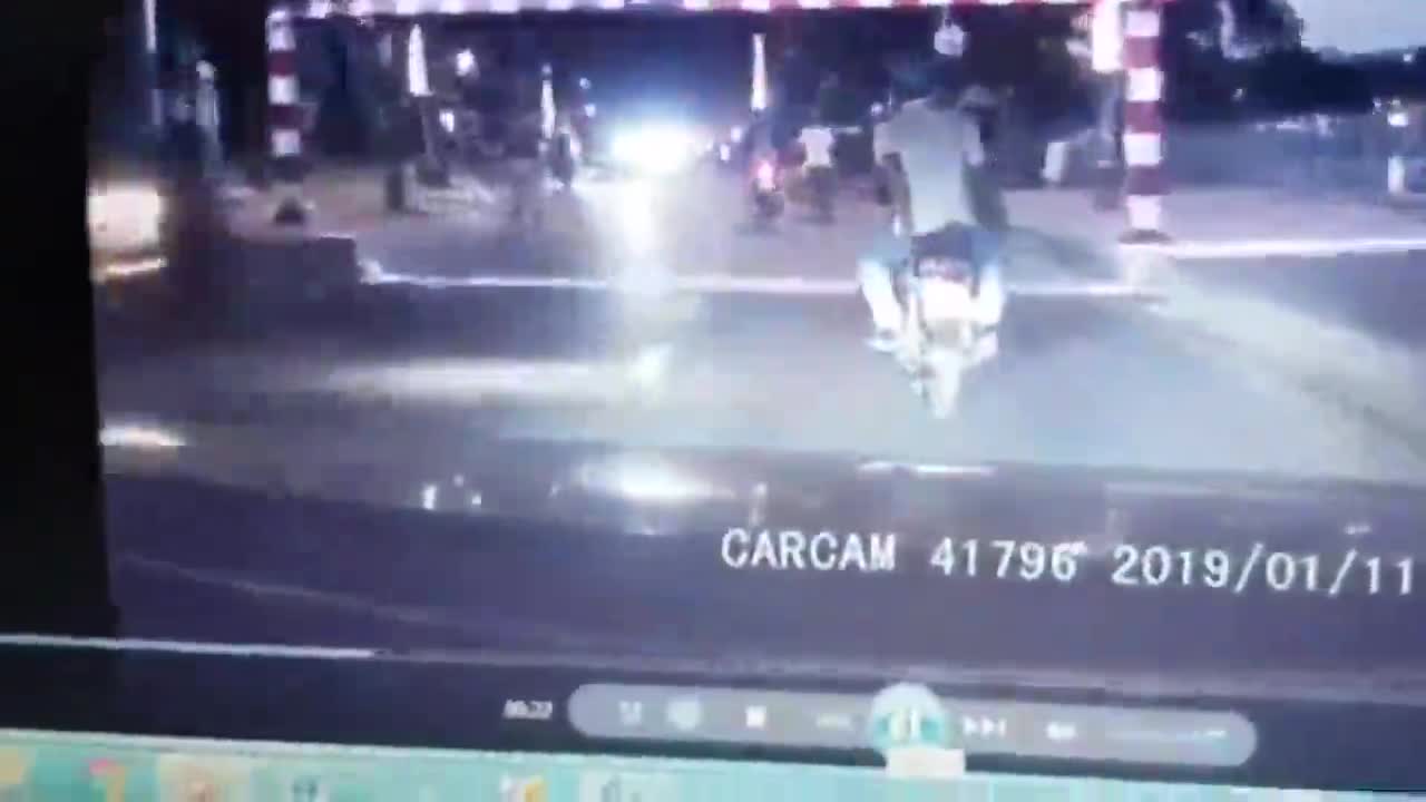 Lướt điện thoại khi chạy xe máy, cô gái bị cướp giật phăng trong một nốt nhạc