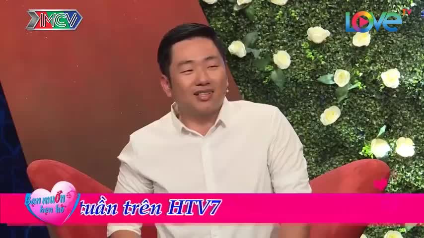 Chị em rần rần xin làm quen “chàng soái ca mắt hí” trại show hẹn hò