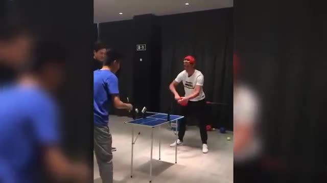 Cristiano Ronaldo trổ tài chơi bóng bàn cực đỉnh
