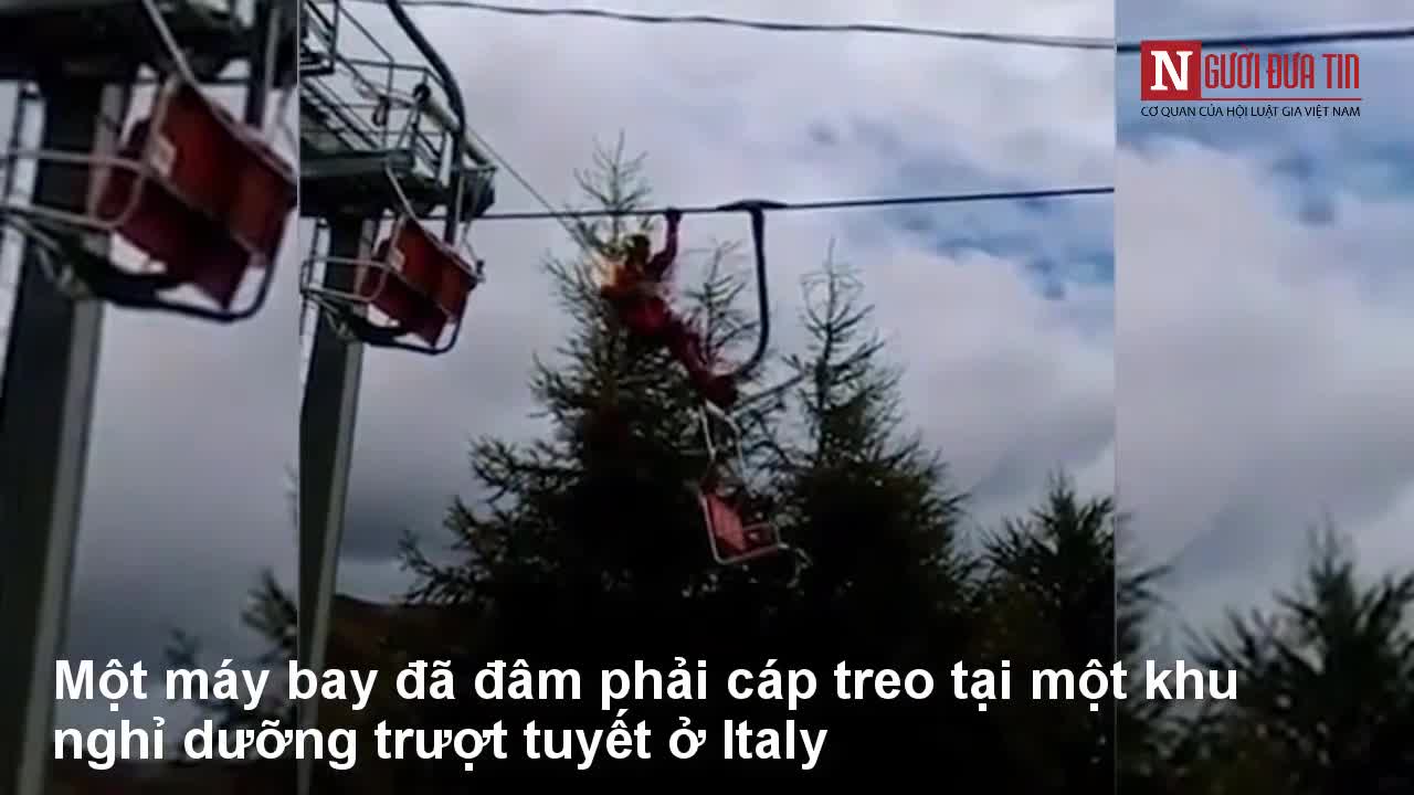 Máy bay treo lộn ngược vì đâm phải cáp treo ở Italy