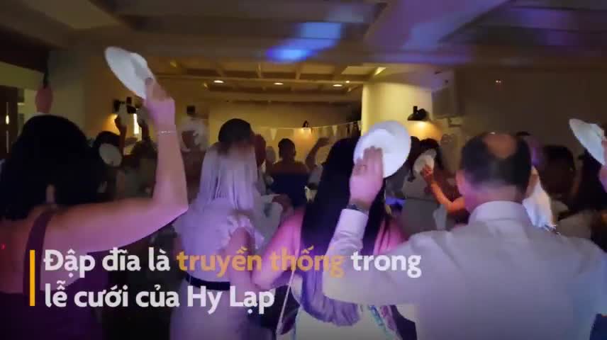 Tục lệ đập vỡ đĩa, bắt cô dâu chú rể dọn dẹp