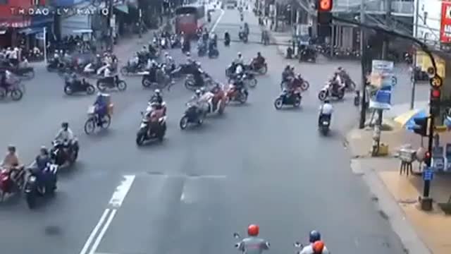 Kinh hoàng cảnh xe tải tông trúng 6 xe dừng đèn đỏ ở An Giang