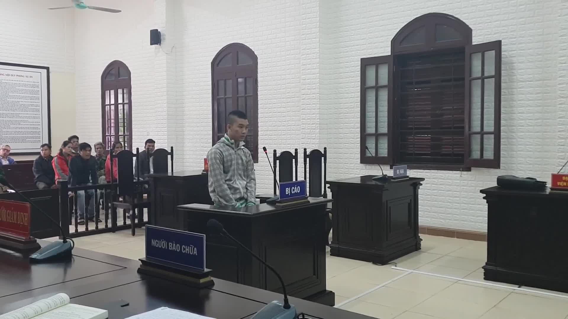 Bị c&aacute;o Trần Trung Hiếu trước v&agrave;nh m&oacute;ng ngựa