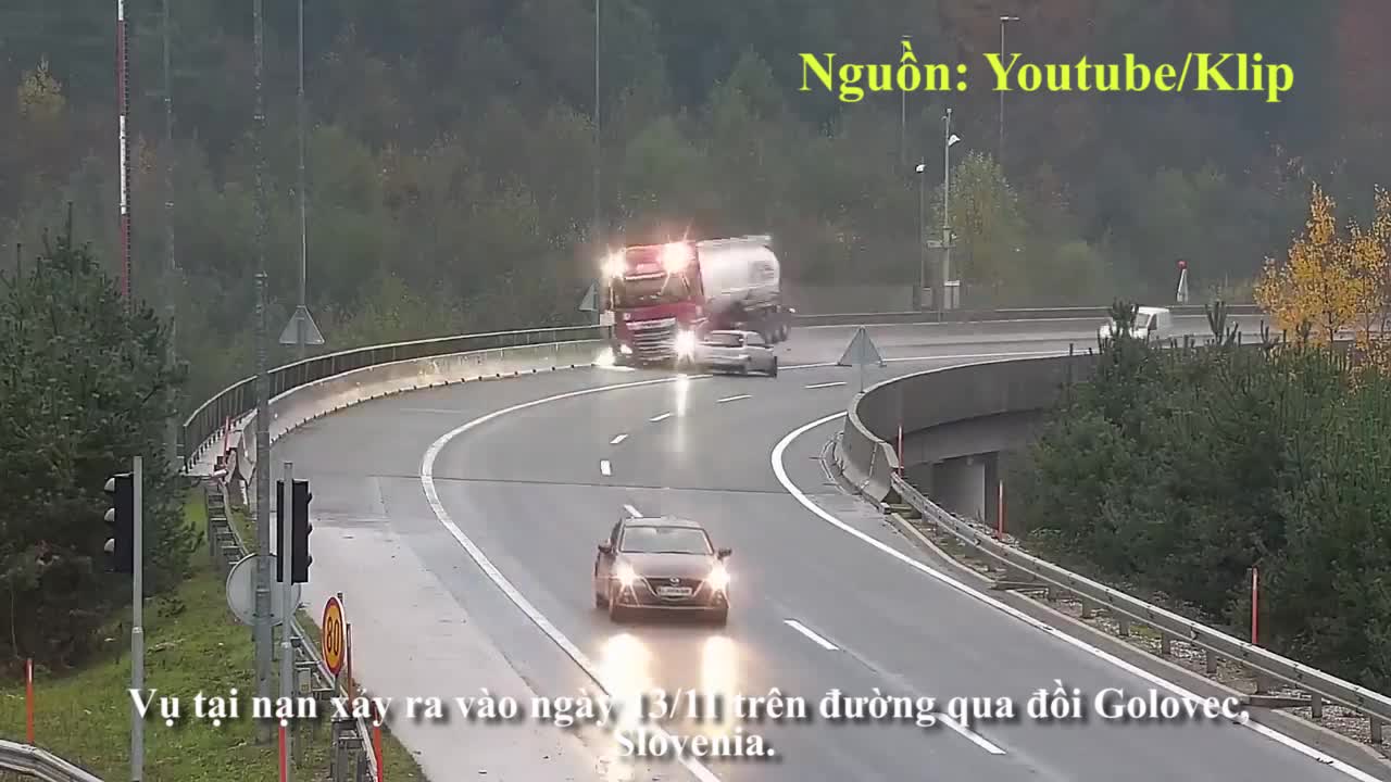 Xe con tông xe bồn rơi xuống vực sâu