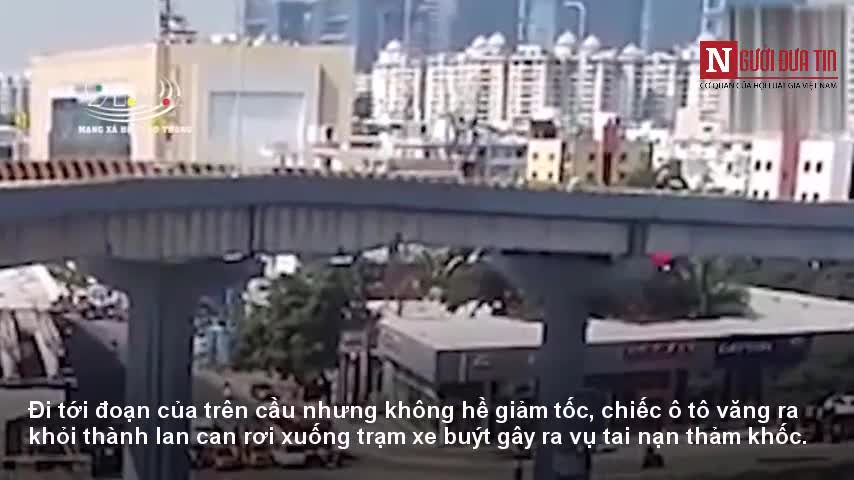 Xế hộp vào cua bay khỏi cầu vượt khiến 7 người thương vong