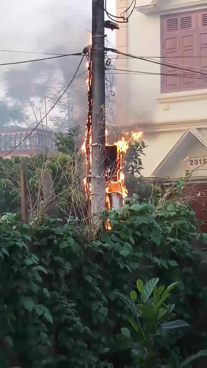 Cột điện bốc cháy ngùn ngụt, nổ như pháo hoa ở Hải Phòng