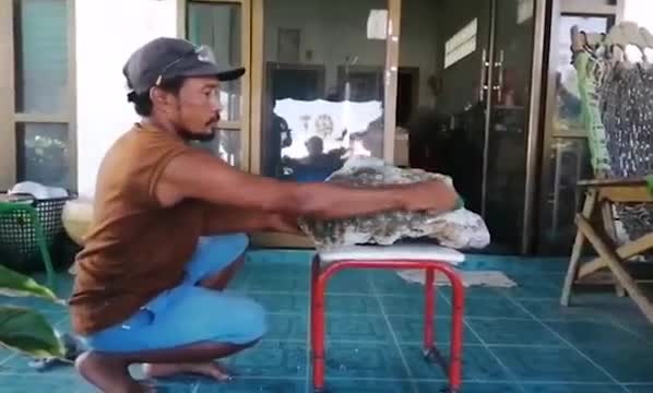 Video: Nhặt rác trên bãi biển, chàng trai bất ngờ trở thành triệu phú