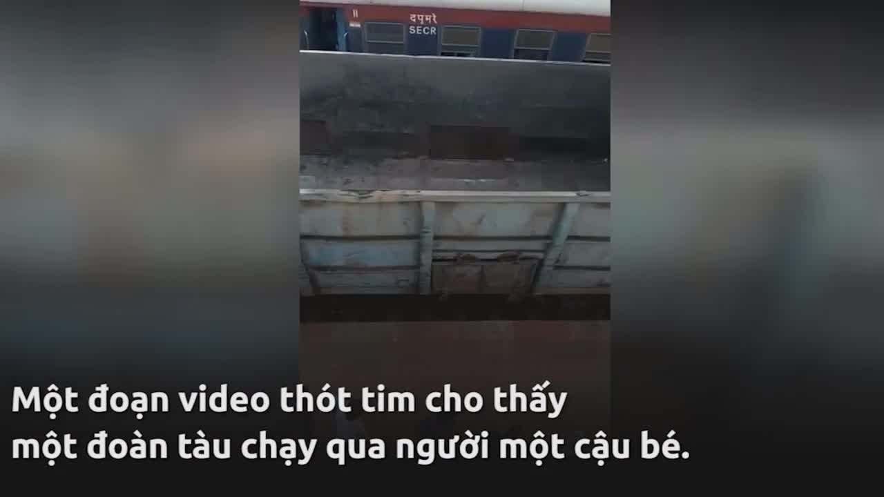 Cậu bé may mắn thoát chết sau khi cả đoàn tàu chạy qua người