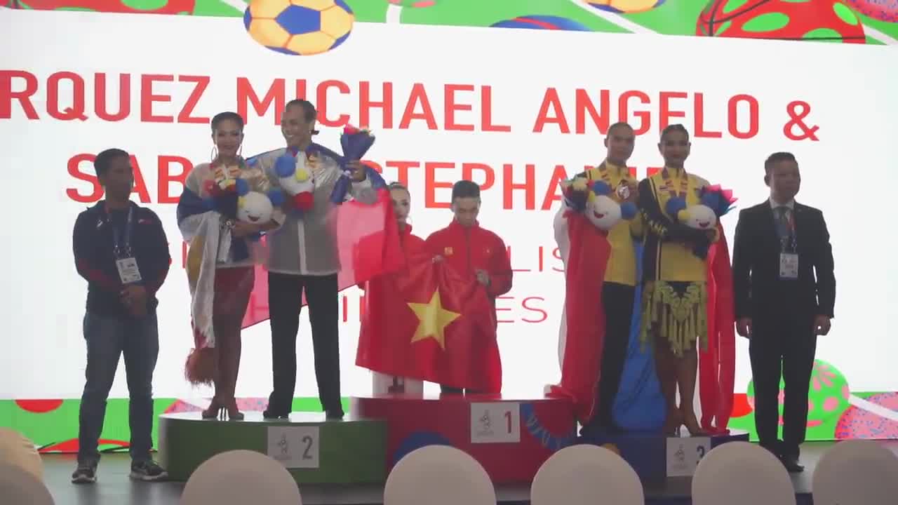 Phan Hiển Nhã Khanh bật khóc khi nghe Quốc Ca Việt Nam