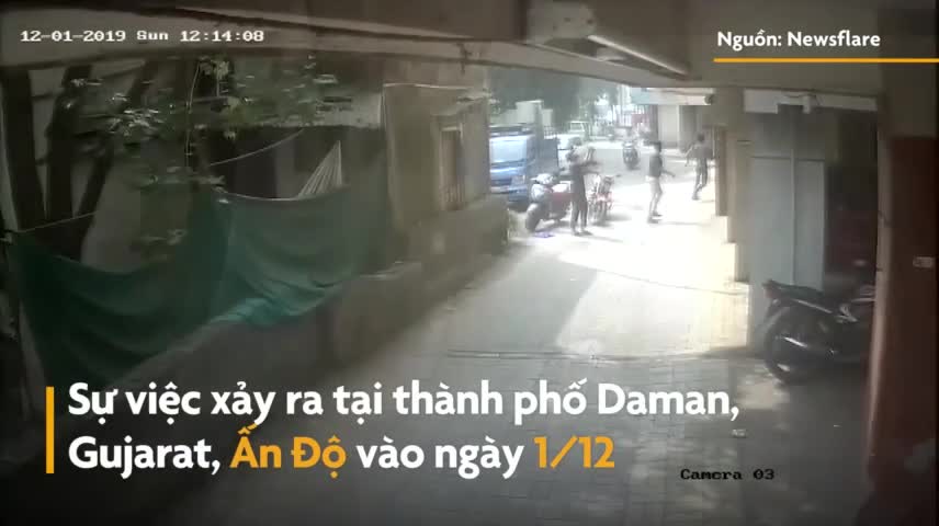 Clip: Rơi từ tầng 3 xuống, bé 2 tuổi được người dân hứng gọn trong tay