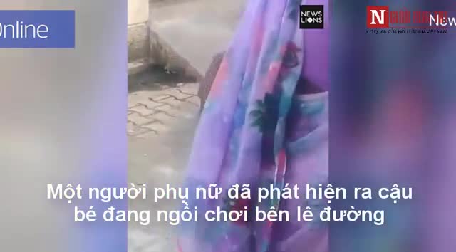 Khỉ bắt cóc bé trai 2 tuổi để có bạn chơi cùng