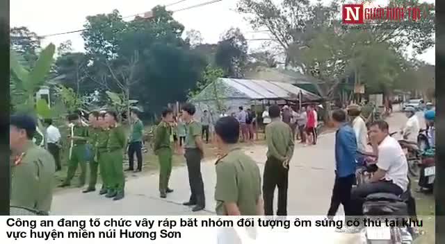 Hàng trăm chiến sỹ công an mặc áo giáp vây ráp nhóm đối tượng ôm súng cố thủ