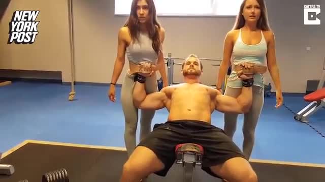 Kinh ngạc với video tập tạ bằng hai cô gái xinh đẹp