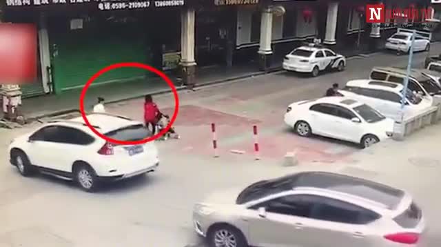Người đi đường hợp sức nâng xe giải cứu bé 2 tuổi bị cuốn vào gầm