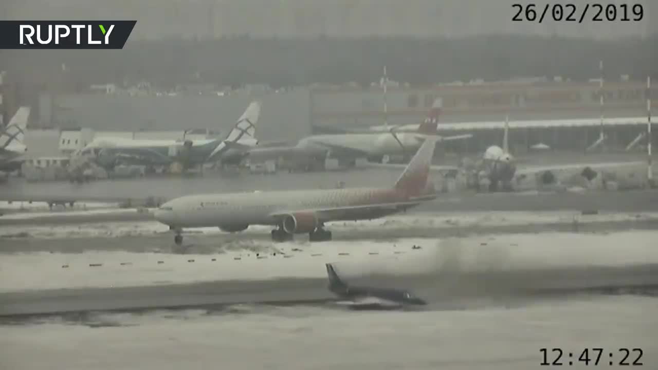 Đứng tim với clip máy bay quay tròn, lăn khỏi đường băng ở Moscow