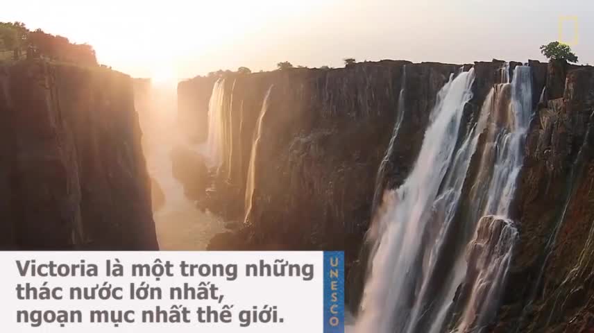“Hồ Quỷ dữ” thách thức kẻ bạo gan bơi lội trên đỉnh thác Victoria hùng vĩ
