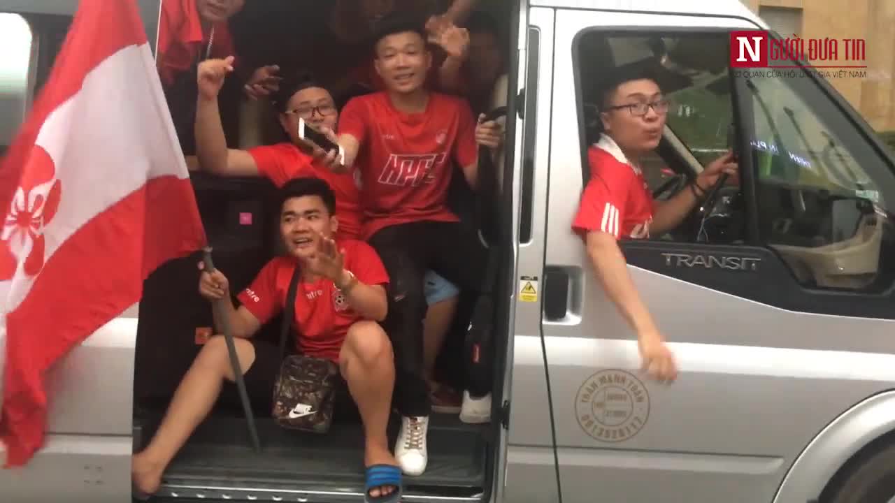 CĐV Hải Phòng diễu hành, náo loạn Thủ Đô