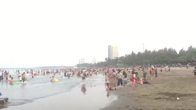 Bãi biển Cửa Lò đốn tim du khách, hút hết hoa khôi ngày lễ