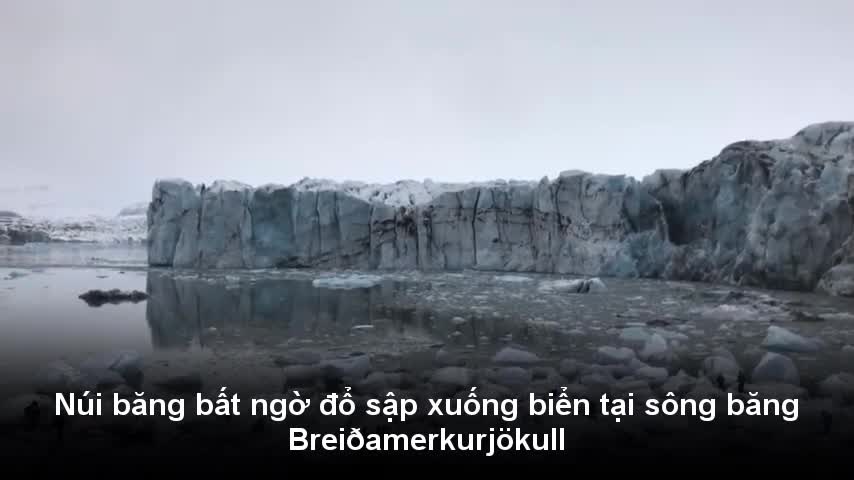 Núi băng bất ngờ sụp đổ khiến du khách bỏ chạy tán loạn