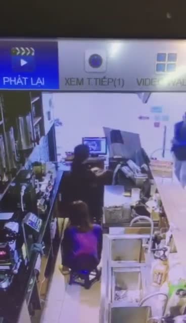 Không đổi được tiền lẻ, nam thanh niên cầm gạch ném vào đầu nữ nhân viên