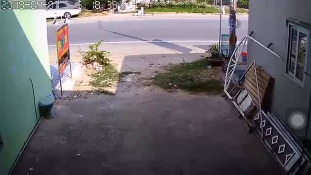 Clip: Kinh hoàng cảnh thanh niên chạy xe lấn làn, đâm trực diện vào đầu ô tô