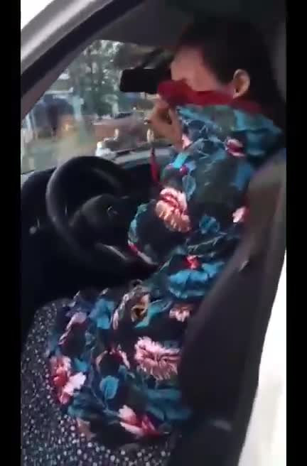 Clip người phụ nữ siết cổ chủ nợ dọa giết nhưng bất thành