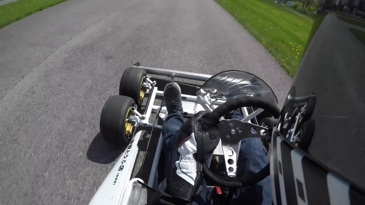 Video khám phá chiếc xe go-kart mô phỏng xe đua F1 Tyrrell P34 được chế tạo bởi Gene Lin