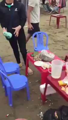 Clip: Du khách tố uống nước biển Hải Tiến - Thanh Hóa bị “chém” 500 tiền bàn