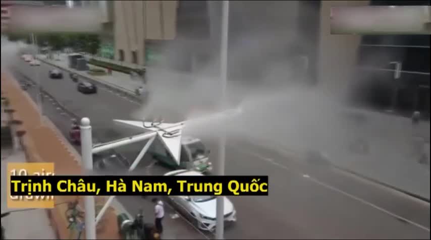 Cận cảnh vòi phun sương quy mô lớn xua tan nắng nóng ở Trung Quốc