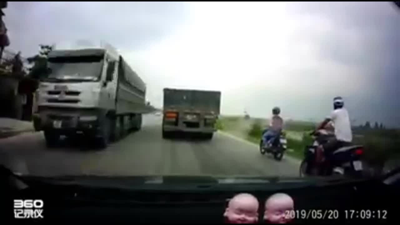 Cố tình vượt ẩu, người đàn ông chết thảm dưới bánh xe đầu kéo