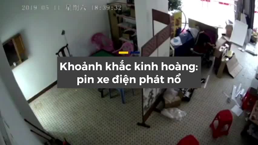 Kinh hoàng cảnh pin xe điện bất ngờ phát nổ như pháo hoa khi đang sạc