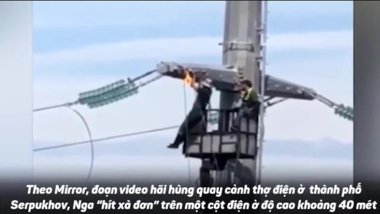 Kinh hoàng cảnh thợ điện đu xà trên cột điện cao thế