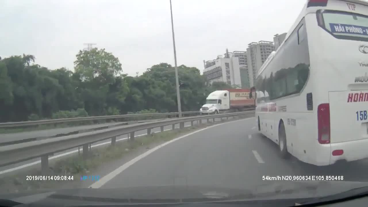 Hoảng hồn cảnh taxi liều mạng đi lùi trên đường cua ở cao tốc