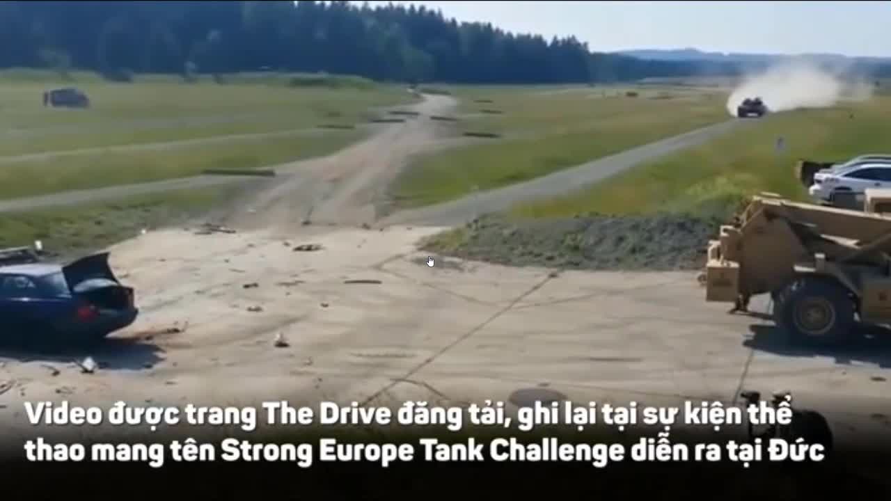 Xem xe tăng Leopard 2A4 nghiền nát ô tô với tốc độ cao
