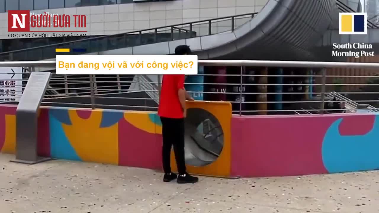 Cầu trượt xoắn ốc từ tầng 3 xuống dành cho người vội vã